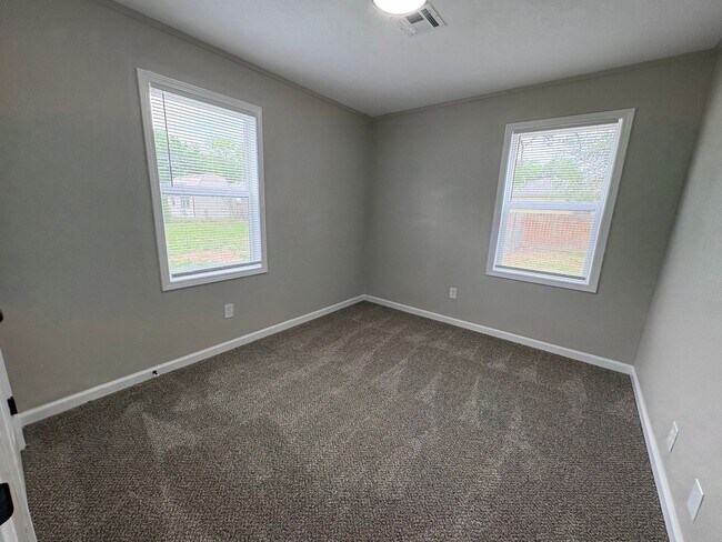 Building Photo - Don’t miss this opportunity! A Stylish Updated 4 Bedroom Home That’s Ready for You to Move Right In!