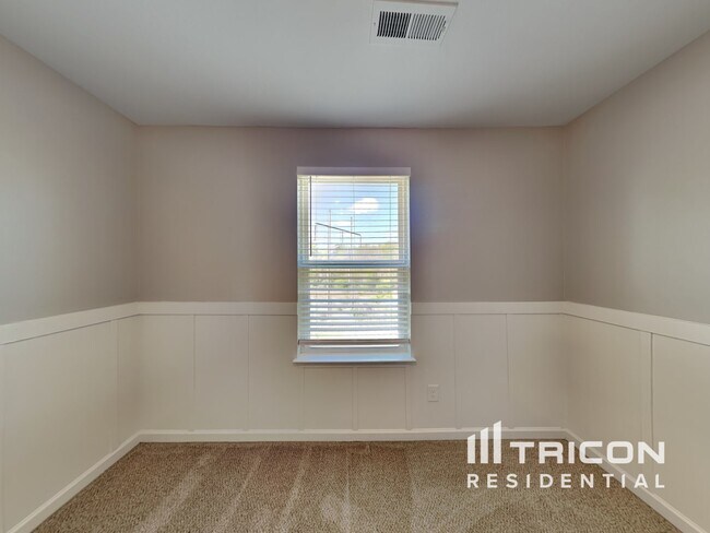 Building Photo - 4636 Queen Pierrette St