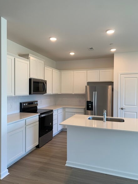 Building Photo - 7133 Mapleside Ln