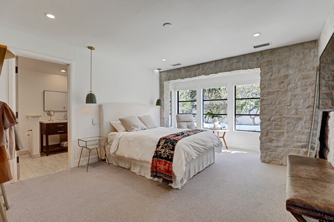 Building Photo - 4 S Vista De La Luna