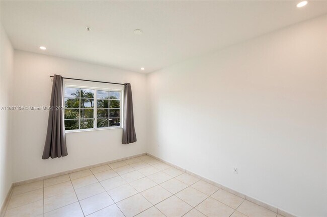 Building Photo - 7330 NW 114th Ave