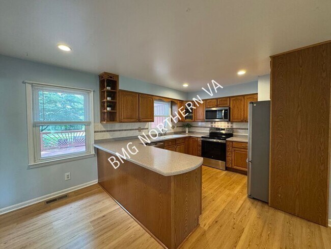 Building Photo - 8903 Tudor Ln