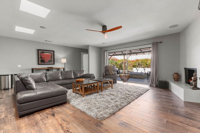 Building Photo - 3000 Azahar St