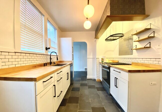 Kitchen - 747 Head St