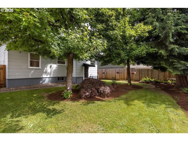 Building Photo - Charming 2-Bedroom Gem with Spacious Living Room and Bright Open Kitchen!