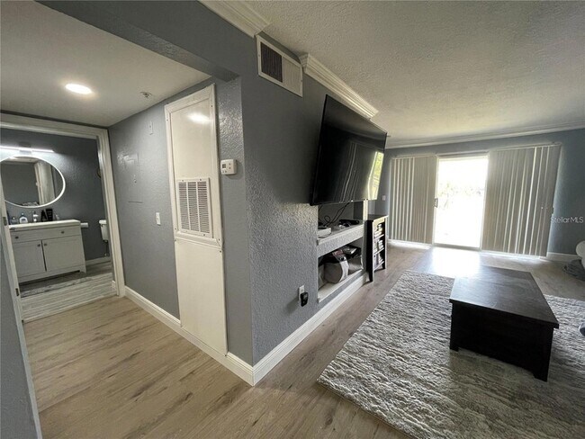 Building Photo - 13905 Fairway Island Dr