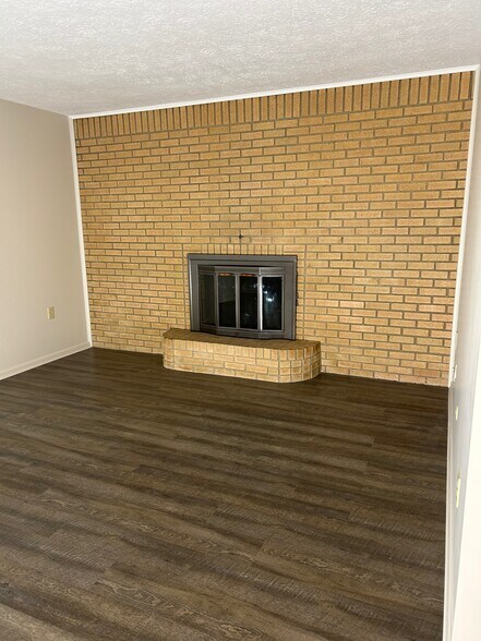 Beautiful brick wall - 914 Weston Ct