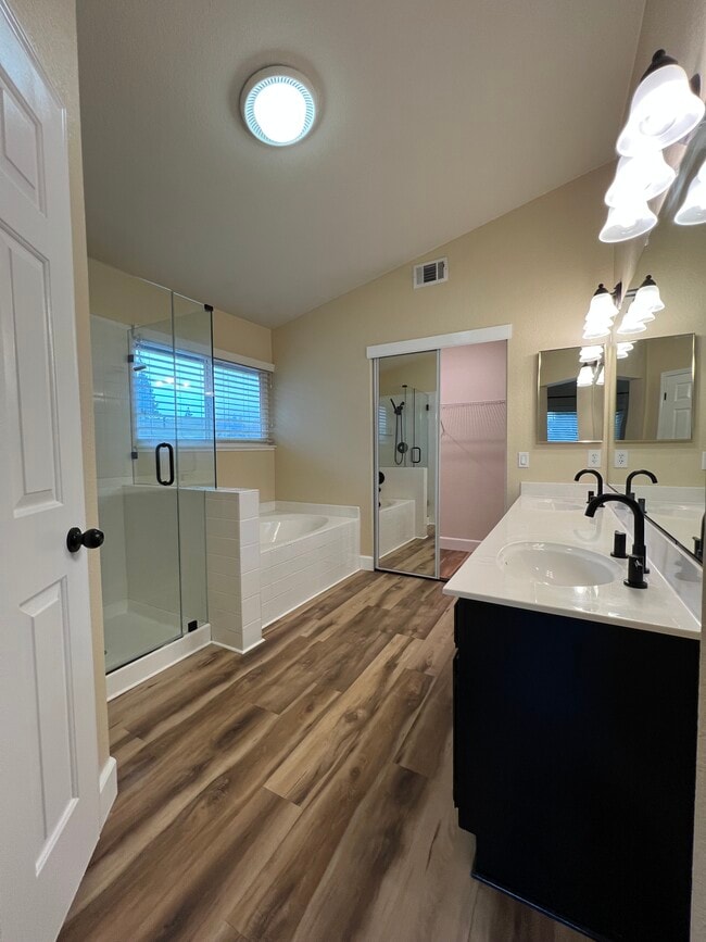 Building Photo - 827 Notre Dame Dr