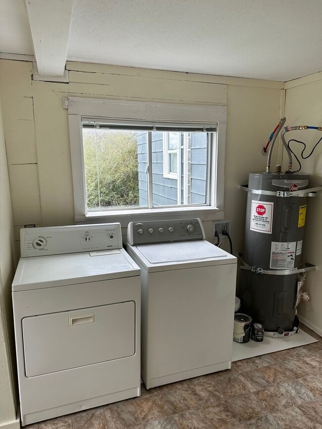 Building Photo - North Gate - Cozy 2 bed/ 1 bath house with huge front/back yard!