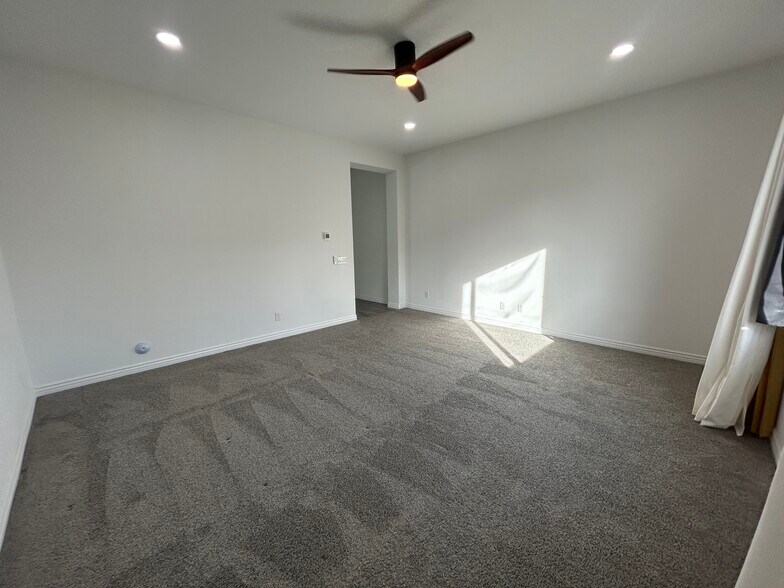 Building Photo - 8731 W Wagon Wheel Dr