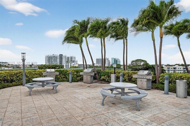 Building Photo - 601 NE 36th St