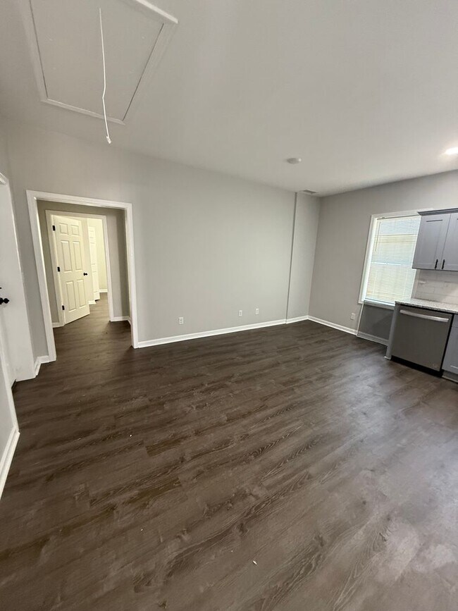 Building Photo - 1 Bed/1 Bath Apartment (Upstairs)