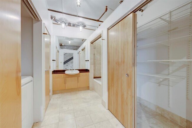 Building Photo - 411 Brazos St