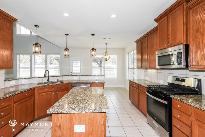 Building Photo - 26049 Kingshill Dr