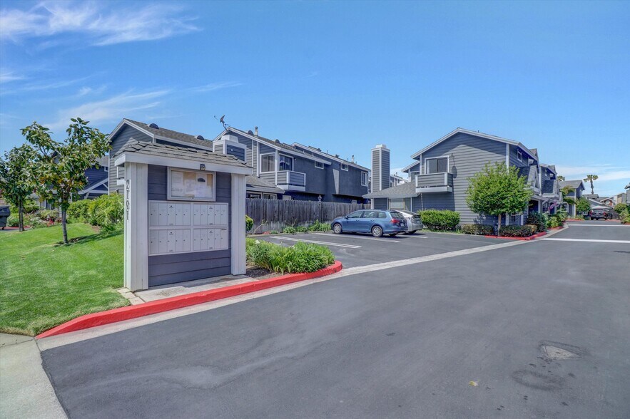 Building Photo - 2191 Canyon Dr