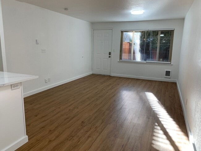 Building Photo - NEW, HIGH-END RENOVATED 1 bed / 1 bath at the Lydia in Ballard! In-Unit Laundry!