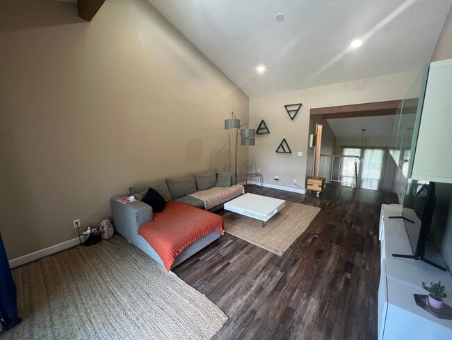 Building Photo - 3 Bed / 2.5 Bath | College Greens Townhome