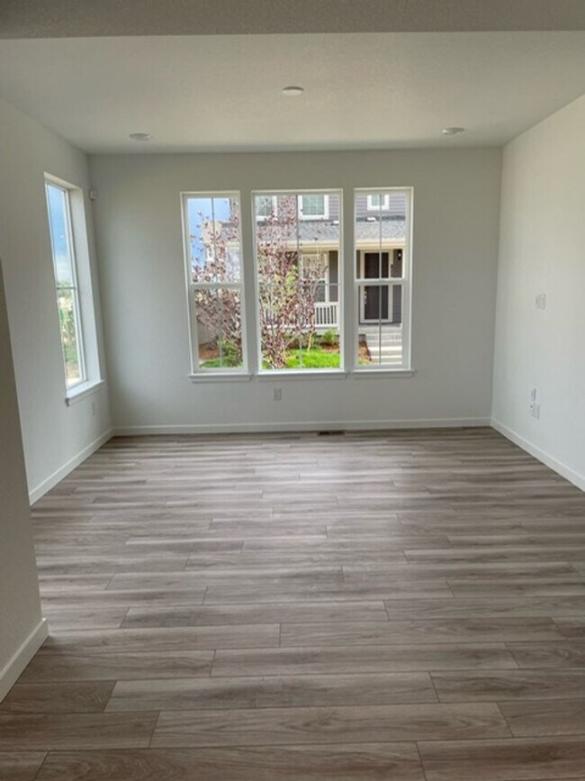 Building Photo - Spacious 4 Bed Townhome with 2-Car Garage in Erie-Available June 1!