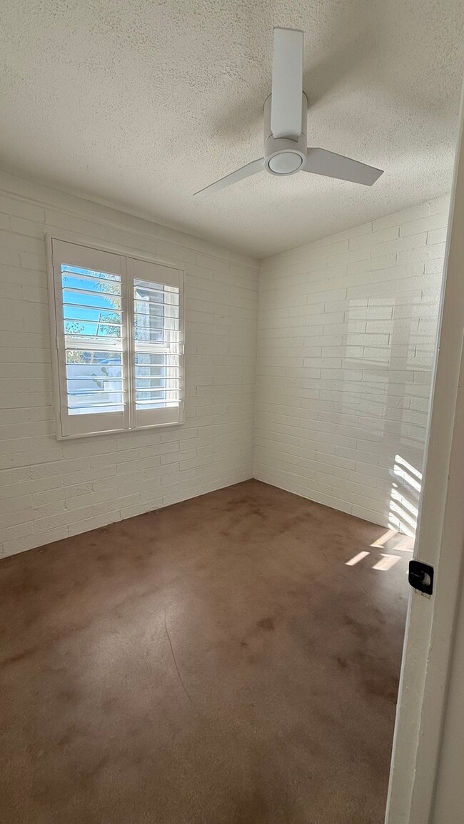 Building Photo - Mountain Views and Huge Yard