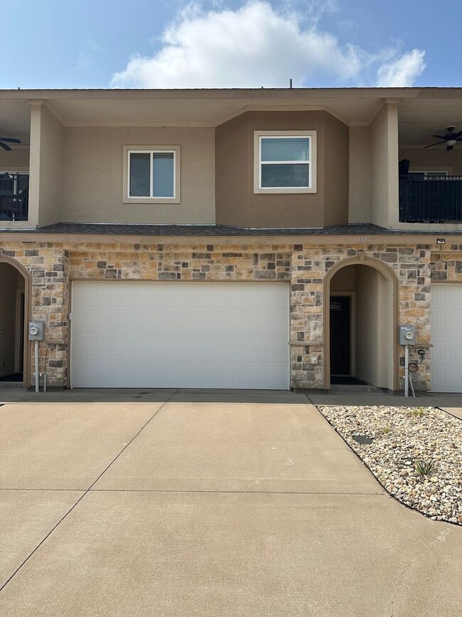 Building Photo - 3/2.5 Townhome in Burleson