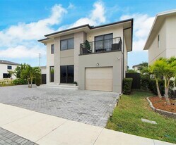 Building Photo - 320 NW 13th Ct