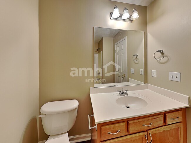 Building Photo - 1104 S Hampton Close