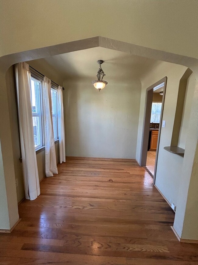 Building Photo - Free November Rent! 2darling homes on 1 hu...