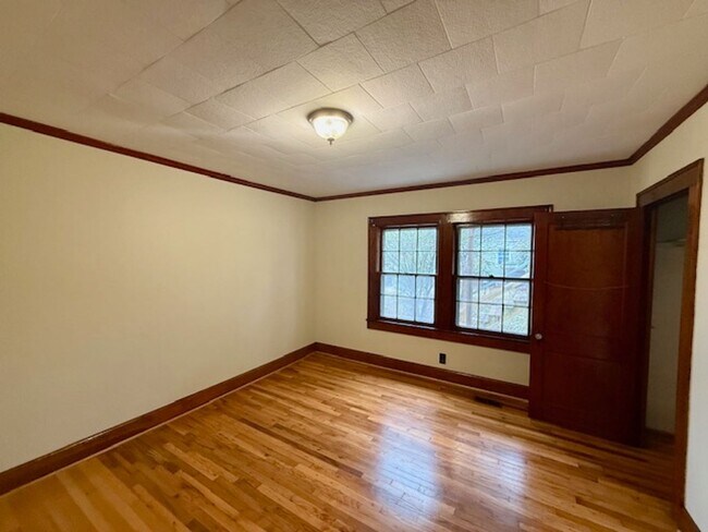 Building Photo - Three bedroom, 1 bath house with studio apartment in Burlington