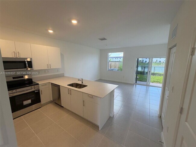 Building Photo - 2772 SE 26th Ave