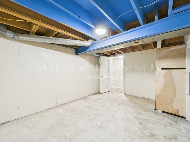 Building Photo - 166 SW Robin Rd