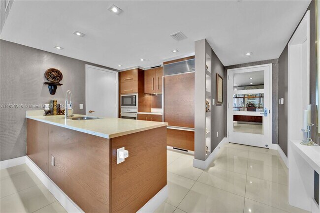Building Photo - 475 Brickell Ave