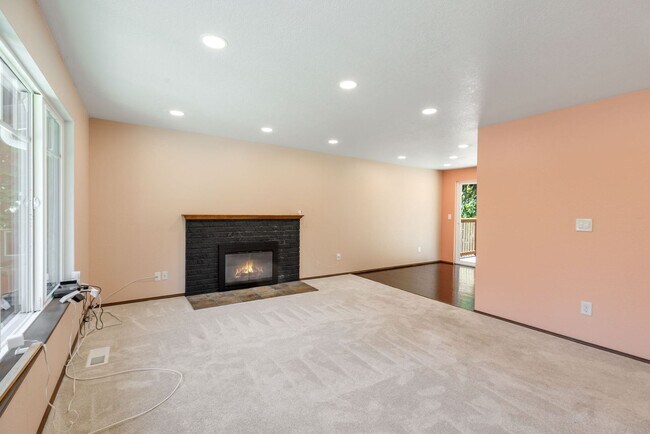 Building Photo - Huge fully fenced dog yard! RV/Boat extra parking! 4 bdrm 2.25 bath. Minutes to I-5, Everett Mall...