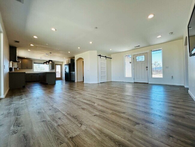 Building Photo - Gorgeous 3 bd, 2.5 ba on 1 acre