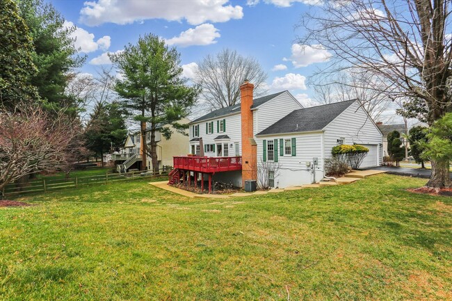 Building Photo - GORGEOUS SINGLE FAMILY ON JONES LANE