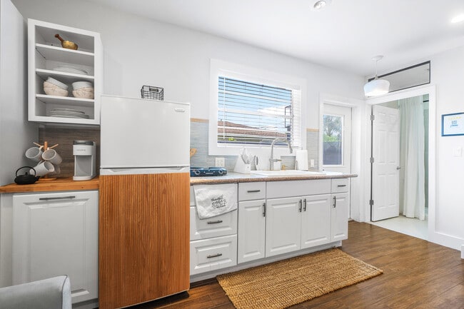 Building Photo - 43 W Plumosa Ln