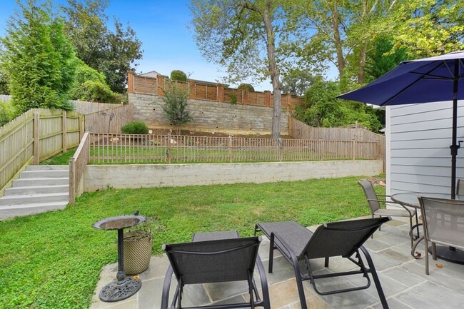 Building Photo - ELEGANT AND SPACIOUS 5 BEDROOM 3 FULL BATHROOM HOME IS AVAILABLE 3-1-2026  IN THE ROSEMARY HILLS ...