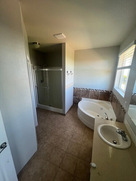 Master bathroom with shower, tub and double vanities - 3601 Lanyard Dr NE