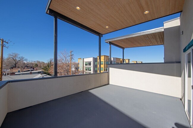 Building Photo - Downtown Executive Furnished Townhouse