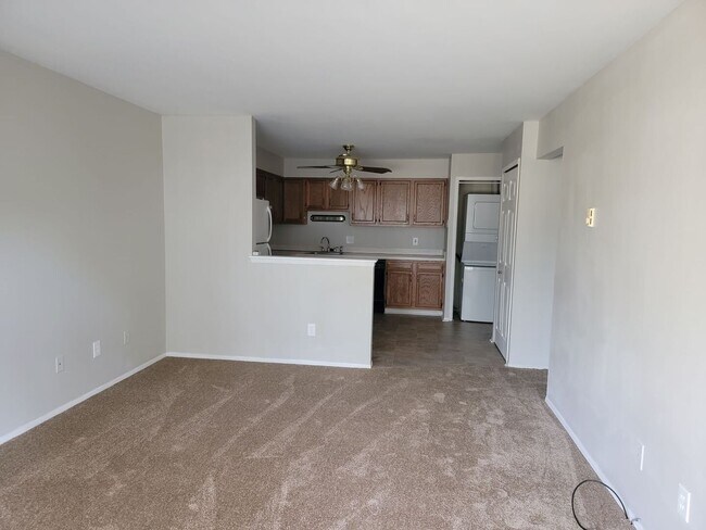Building Photo - Charming unit in a quiet neighborhood