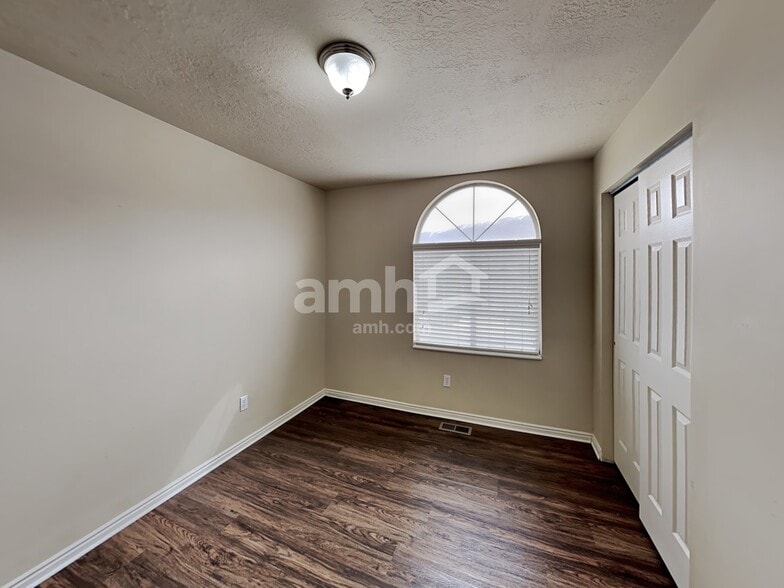 Building Photo - 568 S 925 E