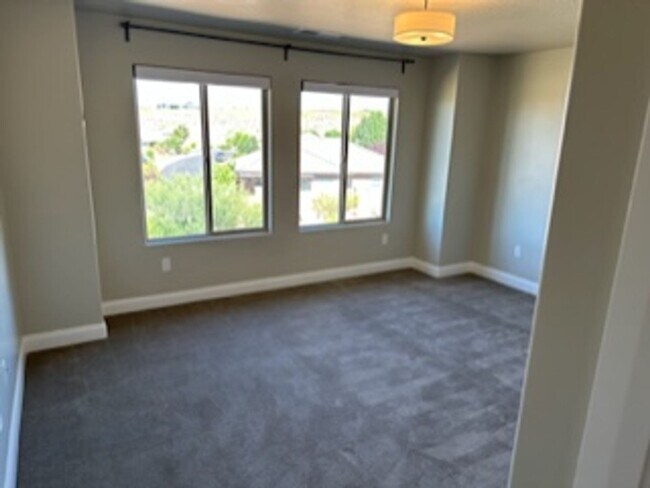 Building Photo - 4 Bedroom Condo With a Community Pool and ...