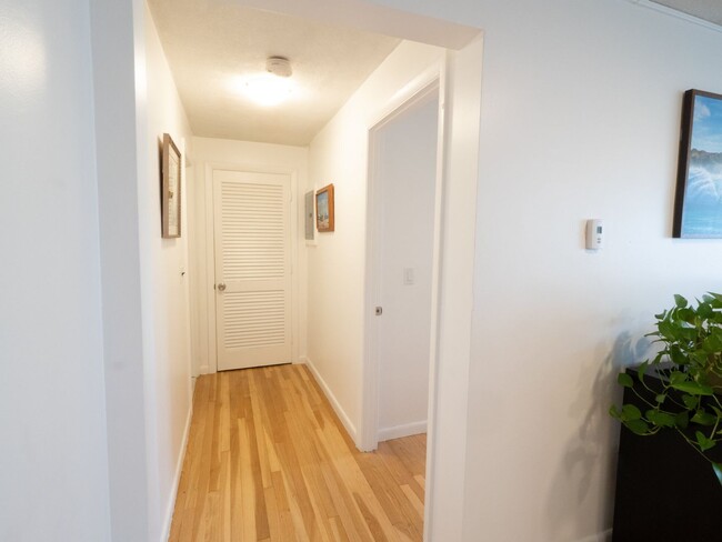 Building Photo - Spacious, Bright, and Updated 1 Bed With P...