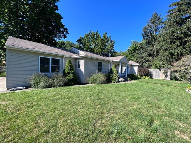 Building Photo - East Grand Rapids Schools - 4 bedroom home