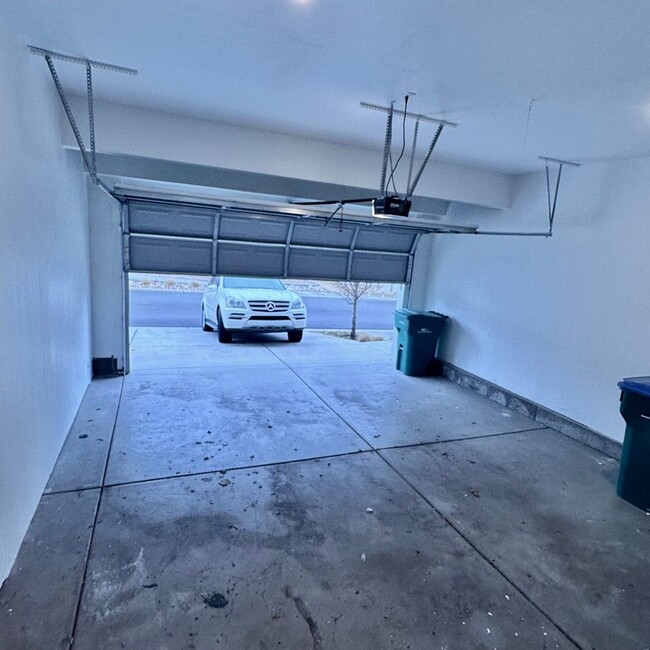 Building Photo - Beautiful townhome walking distance to eve...