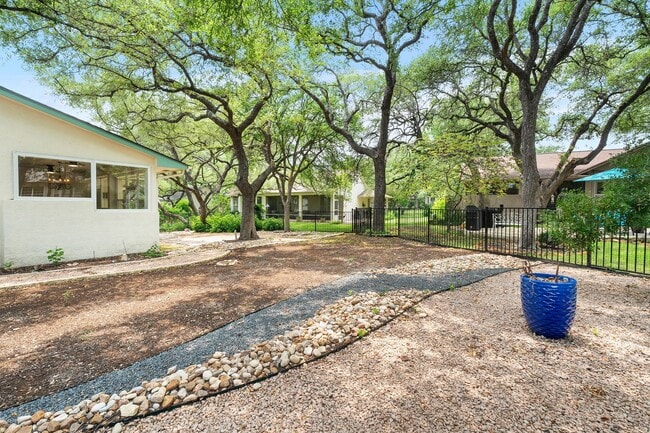 Building Photo - 104 Bronco Cir