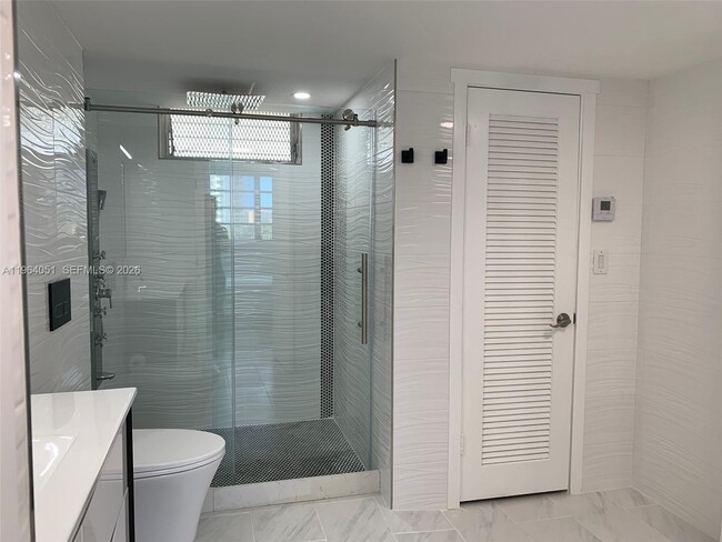 Building Photo - 2980 Point E Dr