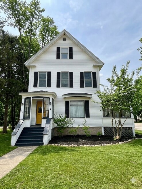 Building Photo - 137 Main St