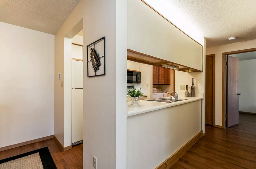 Images reflect a comparable unit with similar layout and finishes - 912 Benton Dr