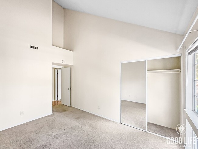 Building Photo - Beautiful 2B/2BA Townhouse with Attached 2...