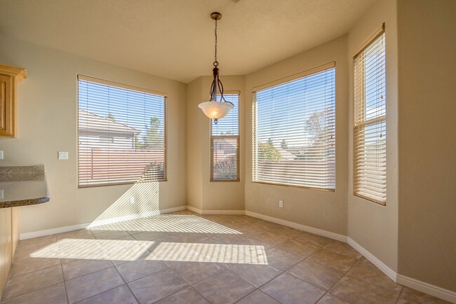 Building Photo - Beautiful St. George Home - Community Pool...